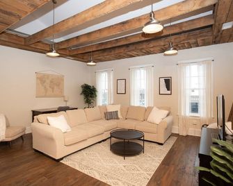 The Yates Loft - Downtown Geneva - Geneva - Living room