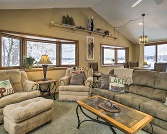 Phillips Cabin w/ Lake Views & Private Dock! - Phillips - Sala de estar