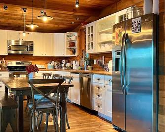 A Spectacularly Charming Lake House On Gorgeous Burden Lake! - Averill Park - Cocina