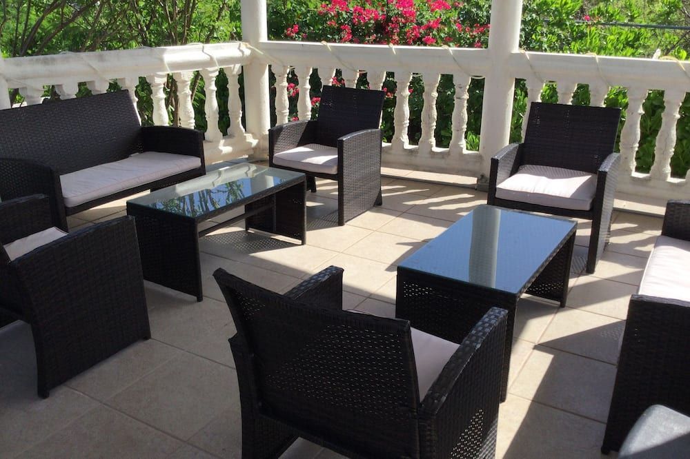 Colwins #5 Family/Group/Couples Sleeps 8 - Cockburn Town - Balkon