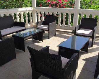 Colwins #5 Family/Group/Couples Sleeps 7 - Cockburn Town - Balcony