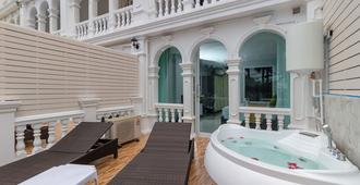 Modern Living Hotel - Patong - Patio