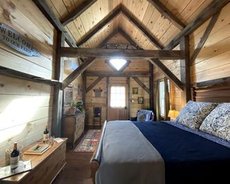 Historic Log Cabin near Danville, Virginia - Halifax - Habitación