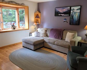 Centrally Located Private Chalet with amazing views! Bonus: Hot Tub - Moose Pass - Living room