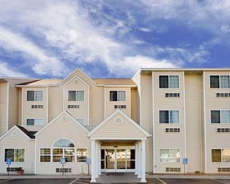 Microtel Inn & Suites by Wyndham Prairie du Chien - Prairie du Chien - Building