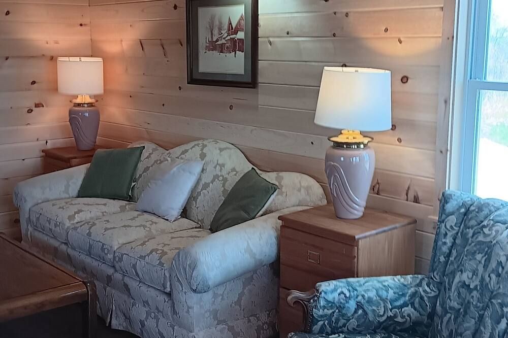 Sandy's Beachfront Cabin A Visit Eastern Most Point In Us 1 Mile By State Park - Lubec - Living room