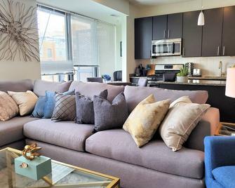 'Serenity Of Evanston' 2 Bdr/2bath Modern-Luxe Suite - Evanston - Living room