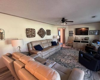 Charming 2-bedroom cottage with AC in New Albany area only minutes from Ole Miss - New Albany - Living room