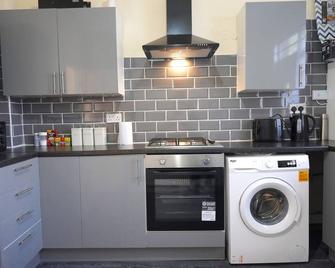 Peaceful Cosy 2 bed house in Manchester - Manchester - Cuina