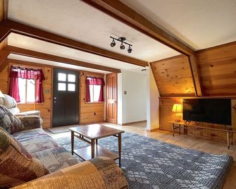 Downtown A-Frame- Classic A-Frame house, Pet Friendly, Quiet Location close to downtown - Cody - Living room