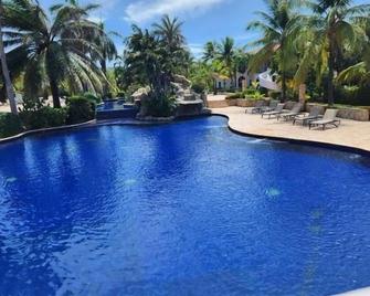 Beachfront Condo directly on the private beach - Ground Floor - Coxen Hole - Piscina