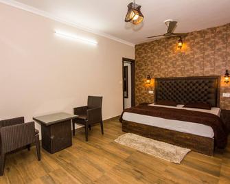 Livingstone Riverside Hills Resort Suite Room - Dehradun - Schlafzimmer