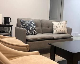 Well furnished Basement Suite-With Private Entrance - Winnipeg - Wohnzimmer