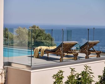 Thea lux natur villa - Korithi - Balcón