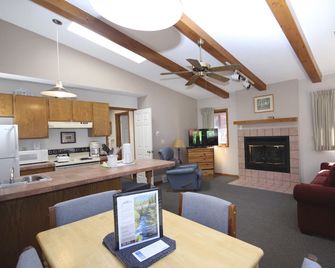 Streamside on Fall River - Estes Park - Olohuone