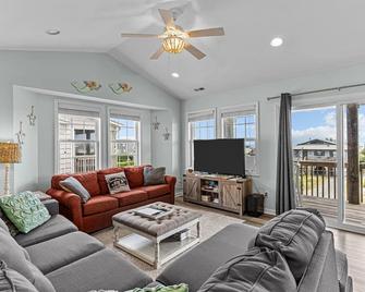 Haven in Topsail Beach: 4BR Oasis with Ocean & Sound Views! Walkable to town! - Topsail Beach - Living room