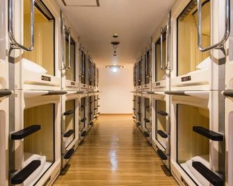 Shinjuku Kuyakusho-mae Capsule Hotel - Tokio