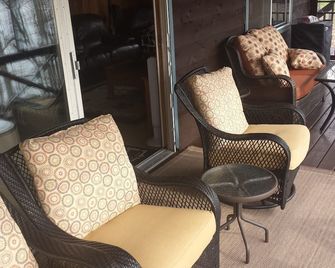 Relax here, lake cabin. Beautiful sunsets and screened in porch. - Comstock - Living room