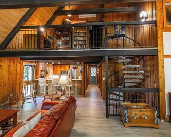 Woodland Lodge - Perfect Family Ski Chalet! Close to Nubs Nob & Boyne! - Harbor Springs - Salon