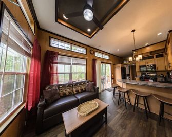 Delightful Forest Tiny Home with Hot Tub - Murphy - Bar