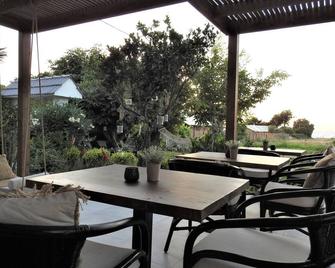 Nikos Ikies - Theologos - Binnenhof