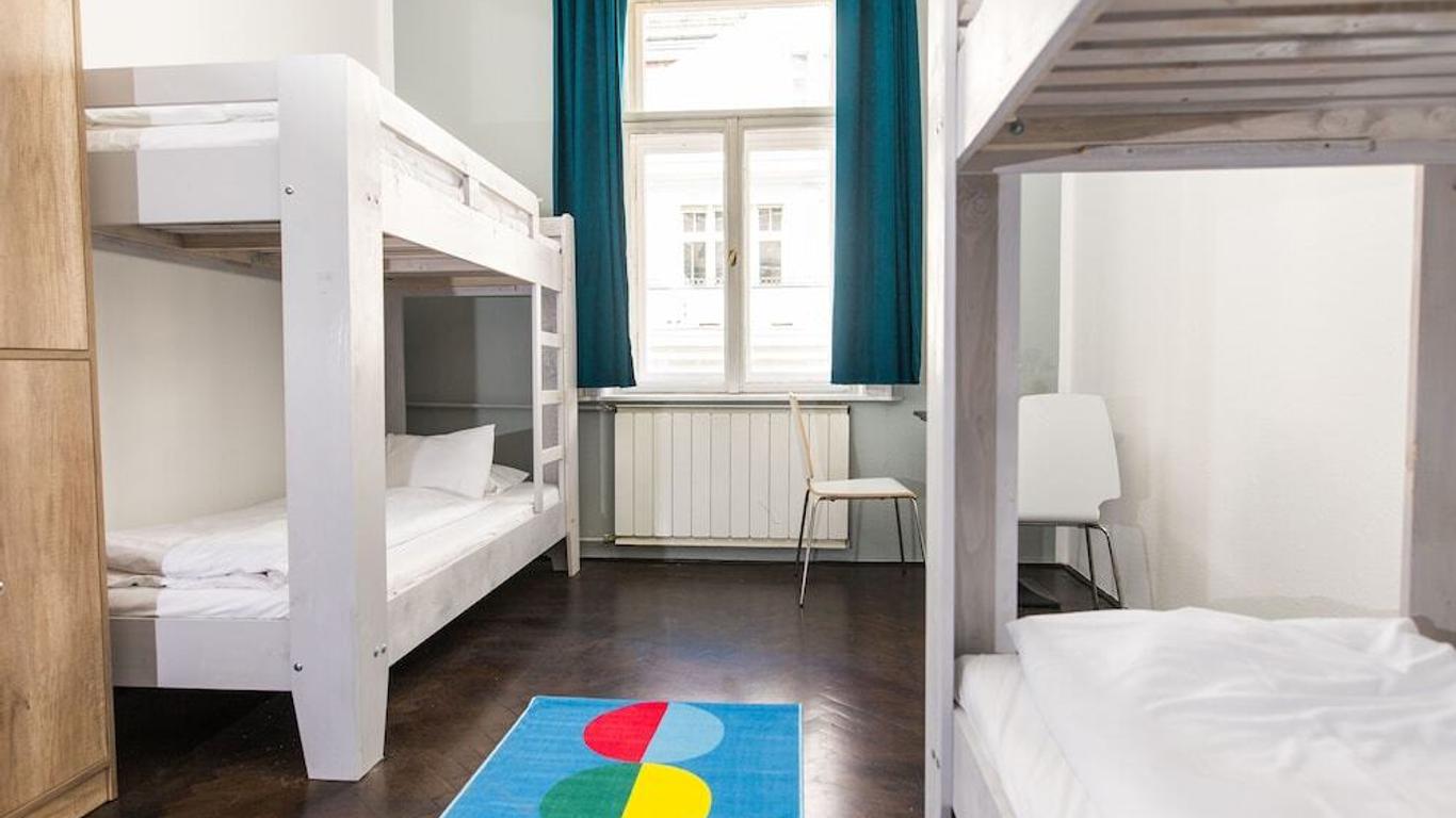 2B Hostel & Rooms