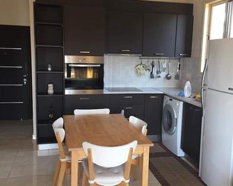 Lovely entire Studio rental unit with free parking - Limassol - Kuchnia