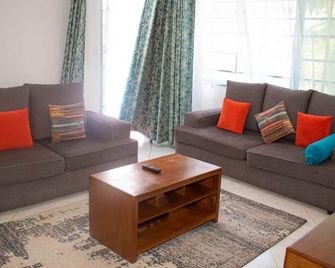 Sere Serene Homes ,beachfront Apartment. - Mombasa - Living room