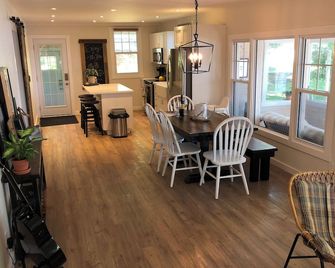 Waterfront Kawartha Sunsets! Year Round! - Norwood - Dining room