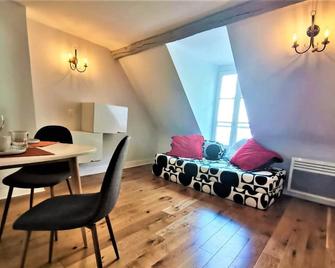 Gare de L'est - Rue Faubourg Saint Martin - Paris - Dining room