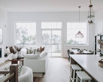 180 degree lake view, luxury Port Stanley escape overlooking the beach! - Port Stanley - Soggiorno