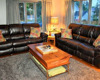 Entire 3bdr Cottage: Explore Bayfield-Apostle Islands-Bigtop-Northwoods-Trails - Washburn - Living room