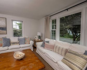 Charming Coastal Retreat with Salt Marsh Sunset Views - Fairfield - Sala de estar
