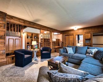 4 Bedroom Rustic and Secluded Cabin. Dogs Welcome! - Empire - Living room