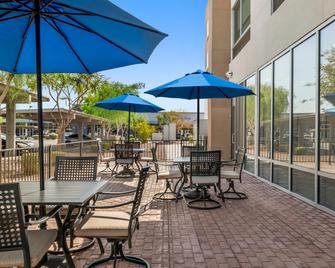 هوليداي إن إكسبرس آند سويتس فينيكس ويست توليسونا باي آيتش جي - توليسون - شرفة مرصوفة