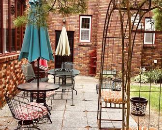 Walnut Place a Charming Home in Historic Valley Junction area of West Des Moines - West Des Moines - Patio