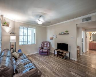 Charming 1 bedroom apartment 5 min from Magic Mountain - Stevenson Ranch - Living room