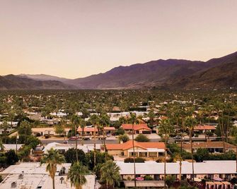 2 Rooms, Sleeps 8 Retro Hotel w/ Pool Wesley King Studio Buyout by Avantstay - Palm Springs - Vista del exterior