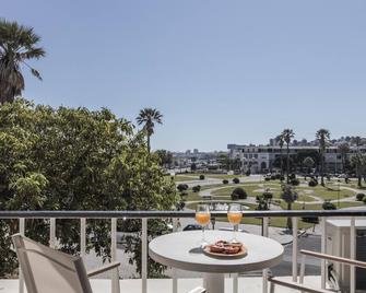 Rent4rest Estoril Beachfront Apartments - Balcony Studio - Estoril - Varanda