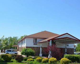 Travelodge Inn & Suites by Wyndham Muscatine - Muscatine - Gebäude