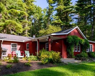 Meadow Top Cottage: Countryside Cottage on 72 Acres - New Marlborough - Building