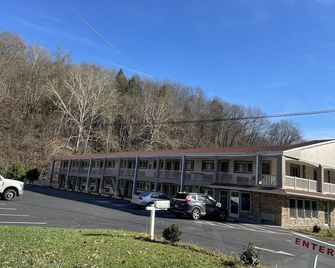 Econo Lodge Jefferson Hills Hwy 51 - Clairton - Building