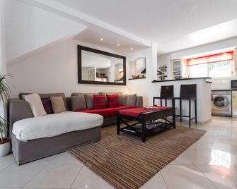 Private House In Nice Port - ניס - סלון