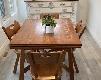 Newly renovated cozy cottage at Long Point! - Long Point - Dining room