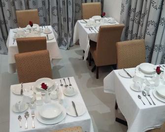 First Avenue Guest house - Gaborone - Restaurante