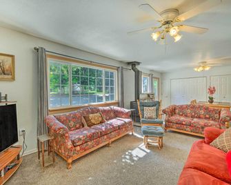 Caldwell Country Home on Quiet Acreage - Caldwell - Obývací pokoj