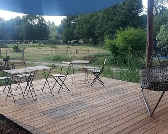 In Verdon Natural Park on the edge of the low Verdon Gorge, Lake Esparon - Saint-Julien - Patio