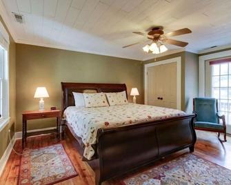 Charming Cottage in the Village of Warm Springs with Warm Thermal Spring - Warm Springs - Bedroom