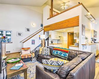 Dreamy Waterfront Studio with Hood Canal Views - Shelton - Huiskamer