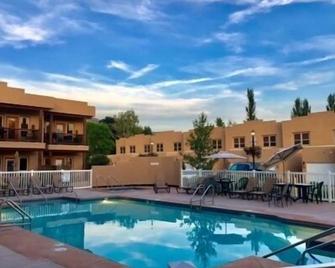 Casa Del Mila Oro Beachfront 2 Bedroom Condo; Book for Spring/Summer 2026 - Osoyoos - Pool